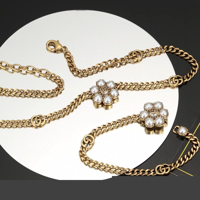 G*u*i necklaces